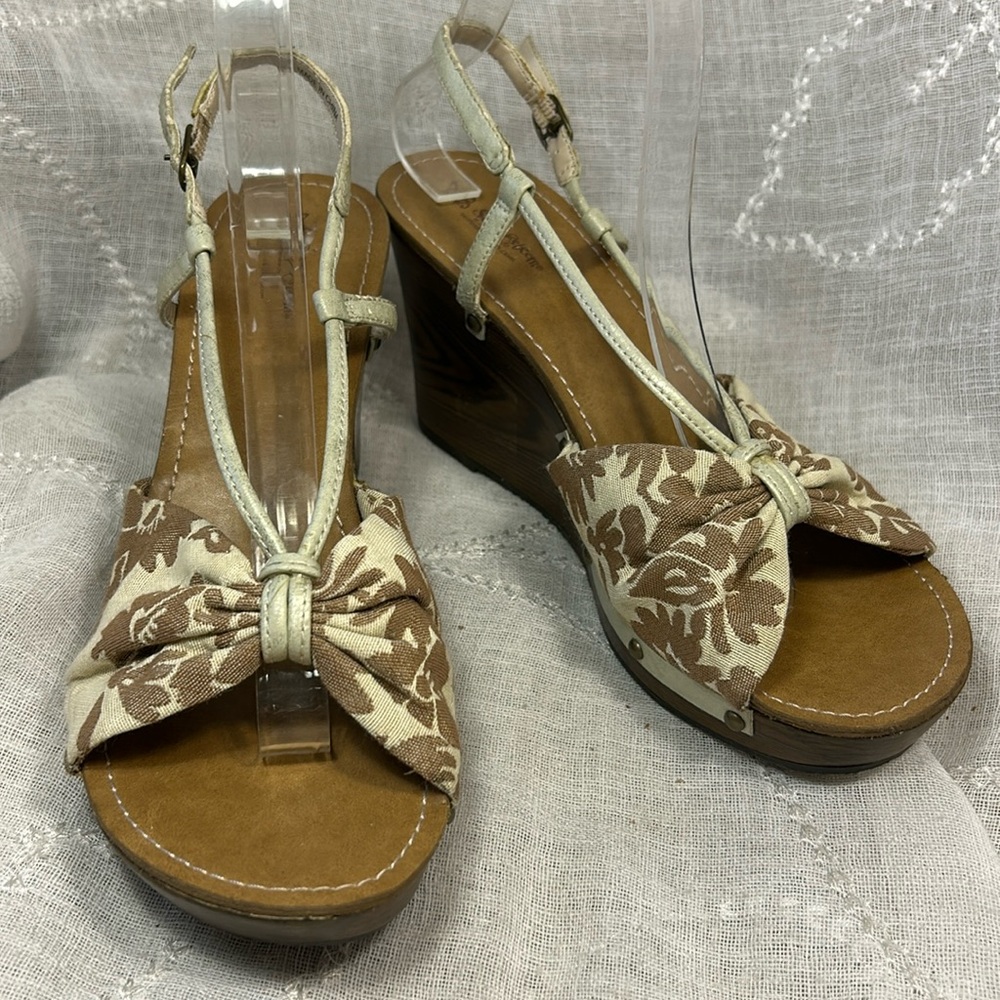 Self Esteem almost NEW wedge bow sandals